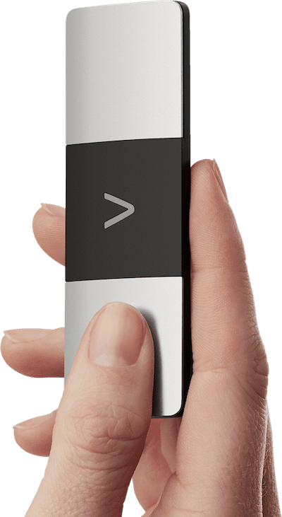 hand holding KardiaMobile 6L